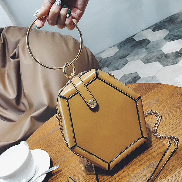 Εξαιρετικά κομψή τσάντα με δαχτυλίδι για μεταφορά στο χέρι και ιμάντα ώμου πάνω από τον ώμο του