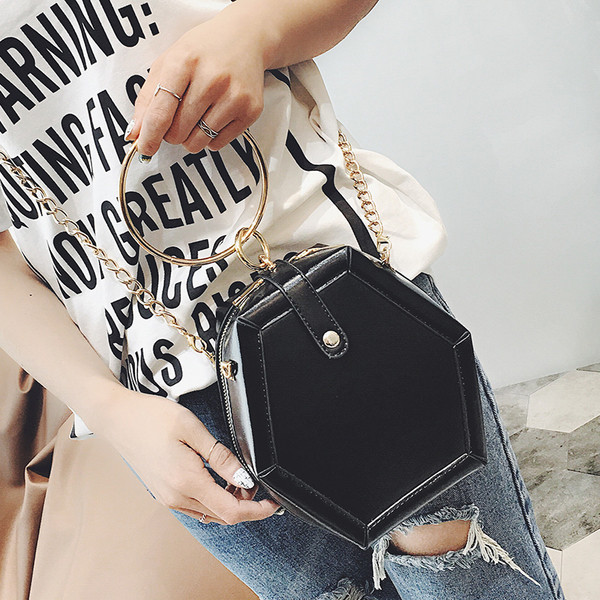 Εξαιρετικά κομψή τσάντα με δαχτυλίδι για μεταφορά στο χέρι και ιμάντα ώμου πάνω από τον ώμο του