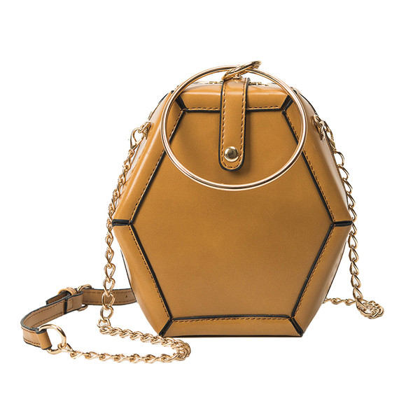 Εξαιρετικά κομψή τσάντα με δαχτυλίδι για μεταφορά στο χέρι και ιμάντα ώμου πάνω από τον ώμο του