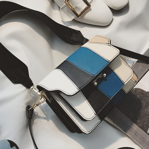 Καθημερινά κυρία πολύχρωμη τσάντα με λαβή για μεταφορά στο χέρι και το χρέος πάνω από τον ώμο