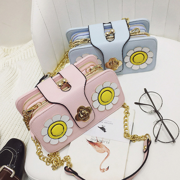 άνοιξη φρέσκα τακτοποιημένο κυρίας μίνι τσάντα σε διάφορα χρώματα