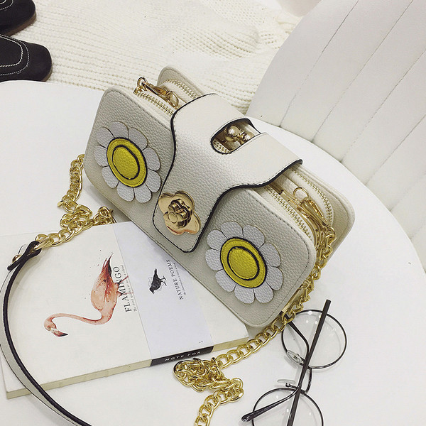 άνοιξη φρέσκα τακτοποιημένο κυρίας μίνι τσάντα σε διάφορα χρώματα