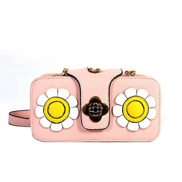 άνοιξη φρέσκα τακτοποιημένο κυρίας μίνι τσάντα σε διάφορα χρώματα