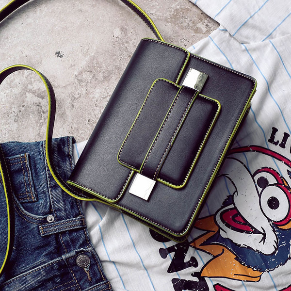 Дамска кожена черна чанта с дълга дръжка и малък джоб