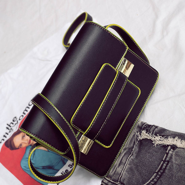 Дамска кожена черна чанта с дълга дръжка и малък джоб