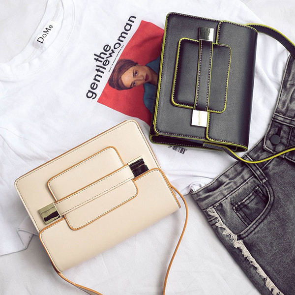 Дамска кожена черна чанта с дълга дръжка и малък джоб