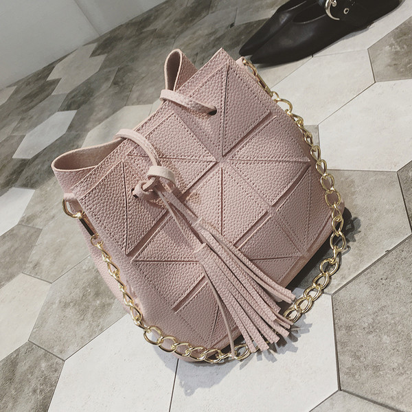 Стилен модел дамска пролетна чанта от изкуствена кожа с пискюли