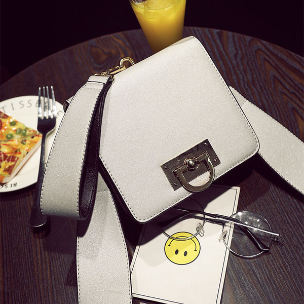 Μοναδική γυναικεία τσάντα με μεγάλη λαβή