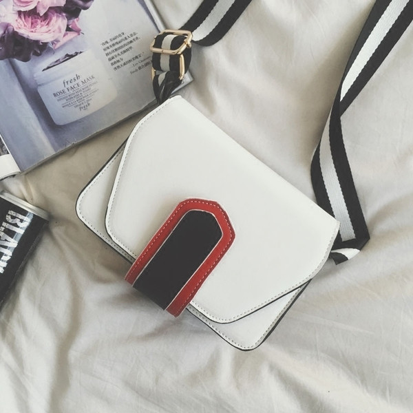 Μικρή τσάντα που μοιάζει με το χαρτοφυλάκιο με μακριά λαβή ώμου