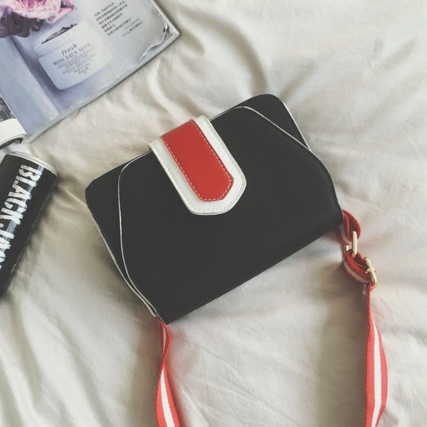 Μικρή τσάντα που μοιάζει με το χαρτοφυλάκιο με μακριά λαβή ώμου