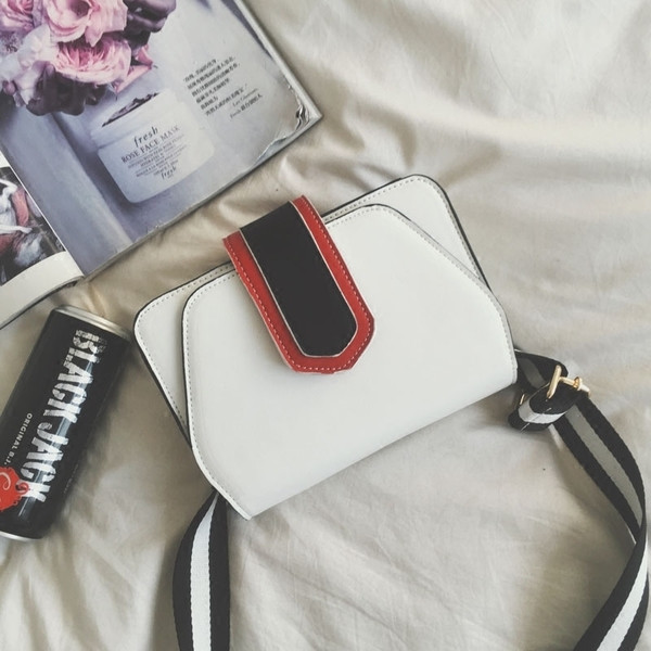 Μικρή τσάντα που μοιάζει με το χαρτοφυλάκιο με μακριά λαβή ώμου