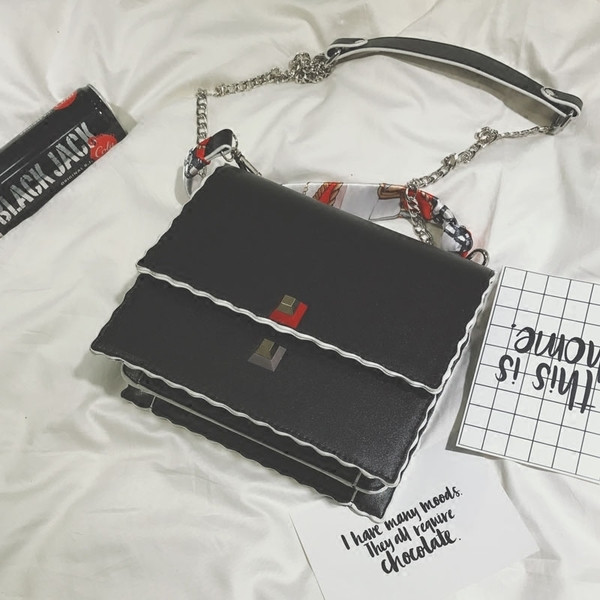 Καθημερινά τσάντα με το χέρι και ιμάντα ώμου πάνω από τον ώμο του, σε δύο διαφορετικά χρώματα