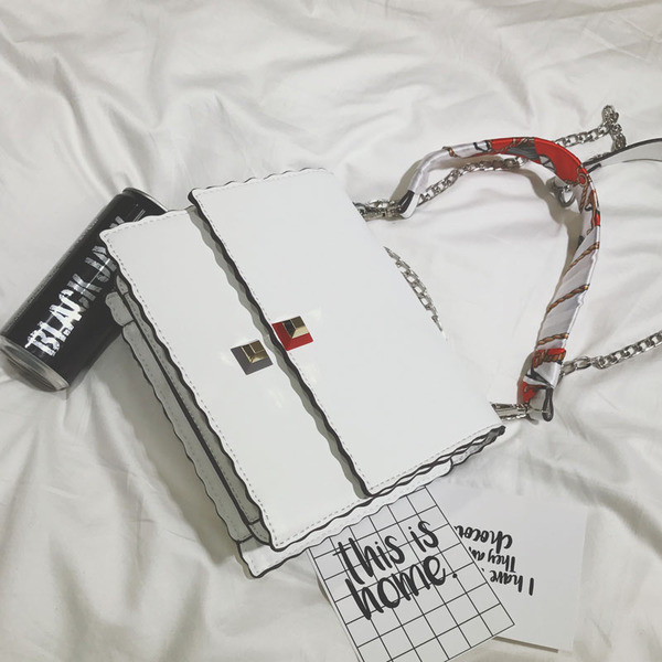 Καθημερινά τσάντα με το χέρι και ιμάντα ώμου πάνω από τον ώμο του, σε δύο διαφορετικά χρώματα