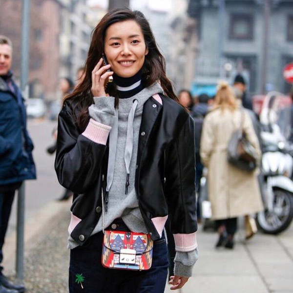 Υπέροχο μικρό έγχρωμο τσάντα με χρυσή μακριά λαβή