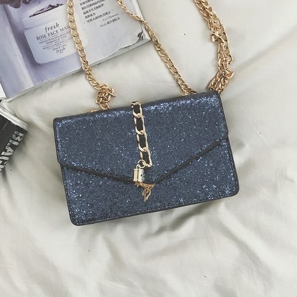 Уникална дамска вечерна чанта цялата в брокат с дълга дръжка