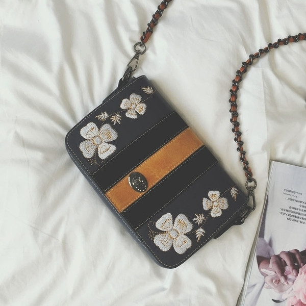 Μαύρη τσάντα με μακριές λαβές και κέντημα λουλούδια