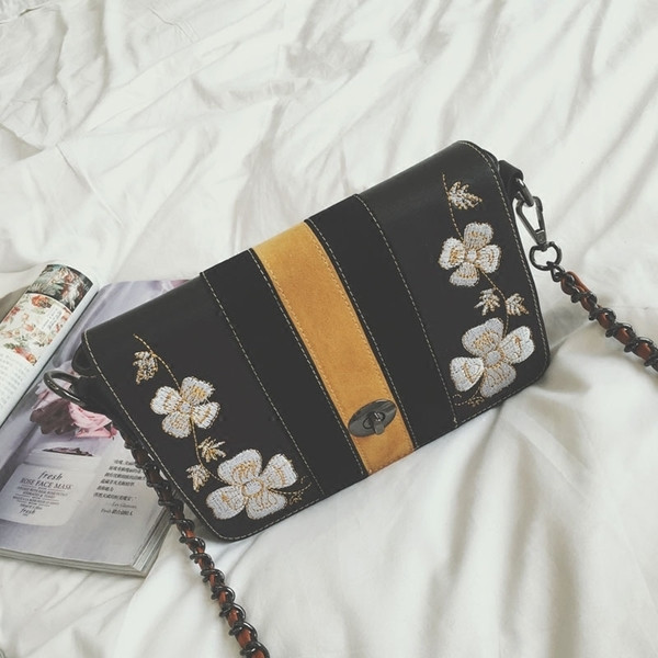 Μαύρη τσάντα με μακριές λαβές και κέντημα λουλούδια