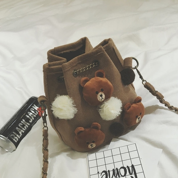 Μια μεγάλη καθημερινή τσάντα τύπου τσάντα με συνημμένο χνουδωτά παιχνίδια