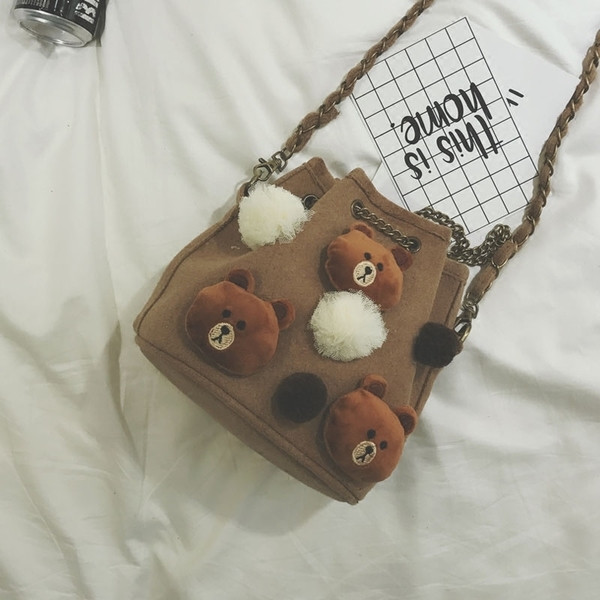 Μια μεγάλη καθημερινή τσάντα τύπου τσάντα με συνημμένο χνουδωτά παιχνίδια