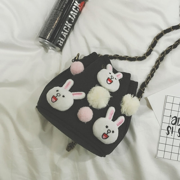 Μια μεγάλη καθημερινή τσάντα τύπου τσάντα με συνημμένο χνουδωτά παιχνίδια