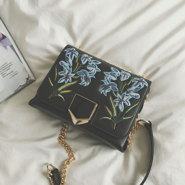 Μοναδική τσάντα με μακριά λαβή και όμορφη χρυσή κεντήματα