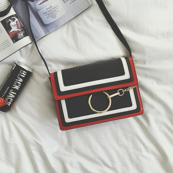 Καθημερινά τσάντα με μακριά λαβή και μια πολύ ενδιαφέρουσα κούμπωμα