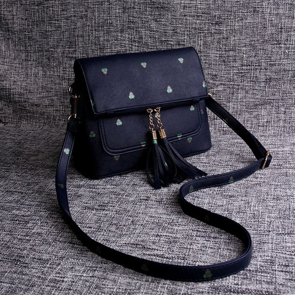 Малка дамска чанта с пискюли и малки анимирани апликации