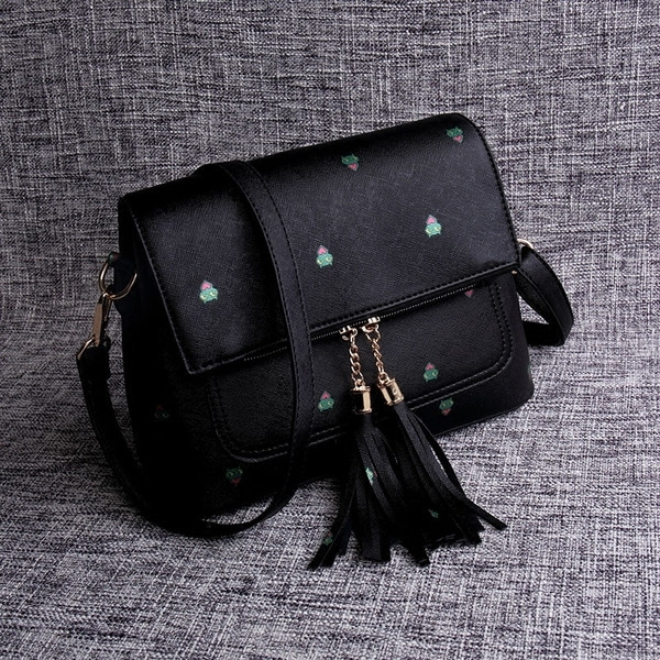 Малка дамска чанта с пискюли и малки анимирани апликации