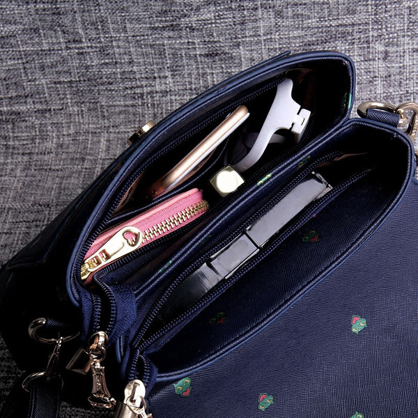 Малка дамска чанта с пискюли и малки анимирани апликации