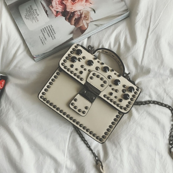 Дамска чанта с метални нитове в пет различни цвята