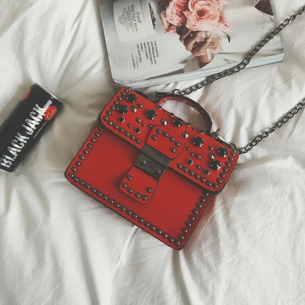 Дамска чанта с метални нитове в пет различни цвята