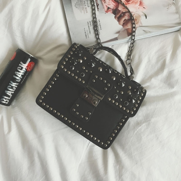 Дамска чанта с метални нитове в пет различни цвята