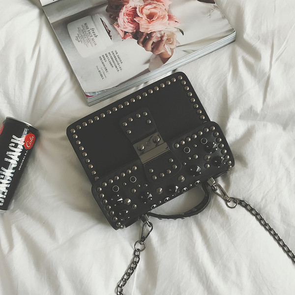 Дамска чанта с метални нитове в пет различни цвята