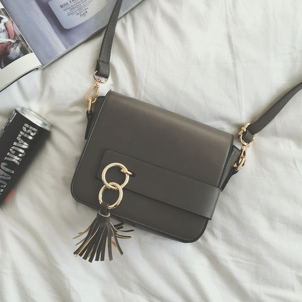 Δερμάτινη γυναικεία τσάντα  με κρίκο και μακρύ χερούλι