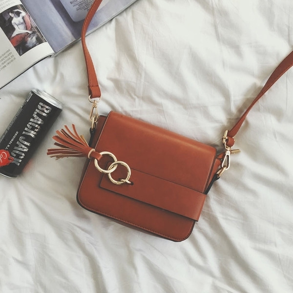 Δερμάτινη γυναικεία τσάντα  με κρίκο και μακρύ χερούλι