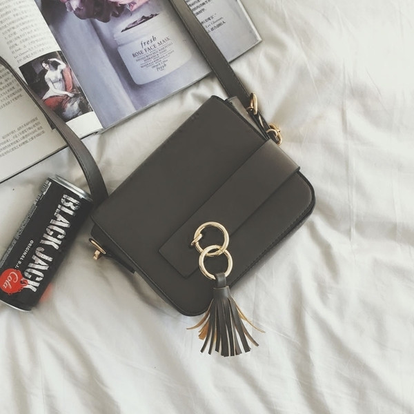 Δερμάτινη γυναικεία τσάντα  με κρίκο και μακρύ χερούλι