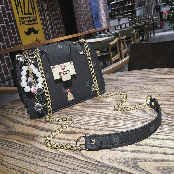 Κομψή τσάντα με μακρύ χερούλι και στολίδια