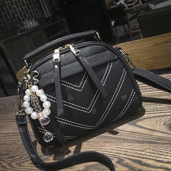 Υπερβολικό τσάντα με ενδιαφέρουσες χάντρες κρέμονται - λευκό και γκρι