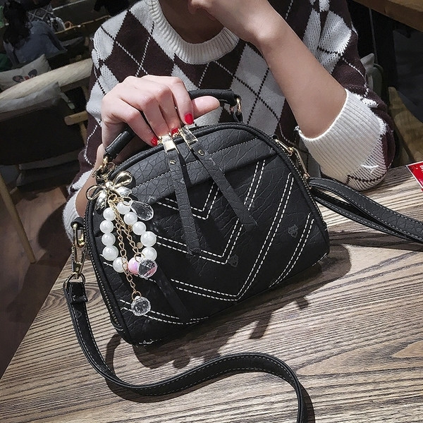 Υπερβολικό τσάντα με ενδιαφέρουσες χάντρες κρέμονται - λευκό και γκρι