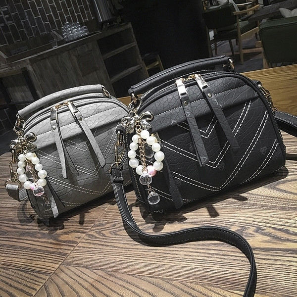 Υπερβολικό τσάντα με ενδιαφέρουσες χάντρες κρέμονται - λευκό και γκρι