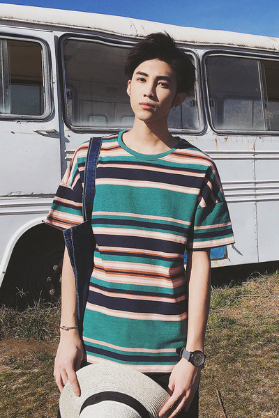 Μεγάλη πολύχρωμο αρσενικό μακρύ T-shirt