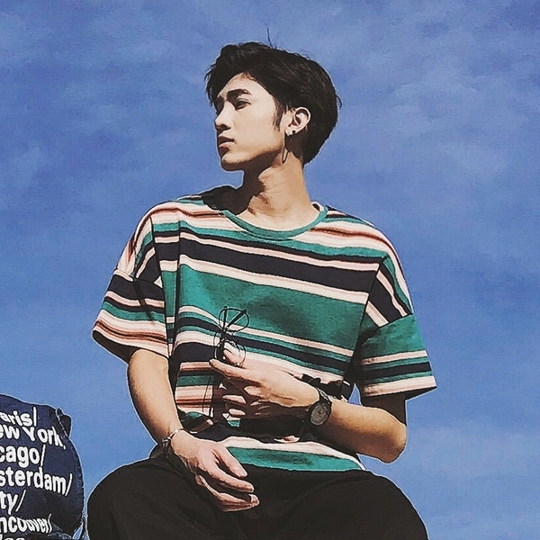 Μεγάλη πολύχρωμο αρσενικό μακρύ T-shirt