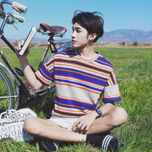 Μεγάλη πολύχρωμο αρσενικό μακρύ T-shirt