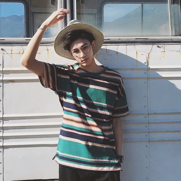 Μεγάλη πολύχρωμο αρσενικό μακρύ T-shirt