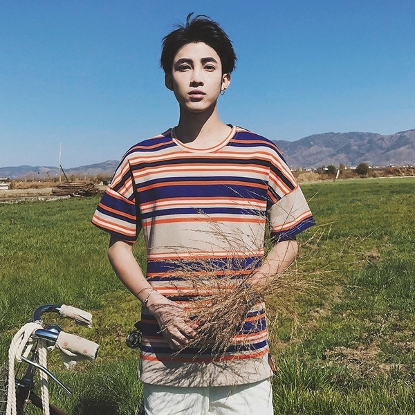 Μεγάλη πολύχρωμο αρσενικό μακρύ T-shirt