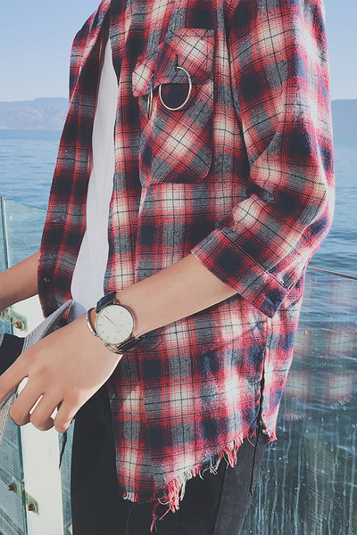 Κομψό ανδρικό ι πουκάμισο σε κόκκινο και μπλε χρώμα