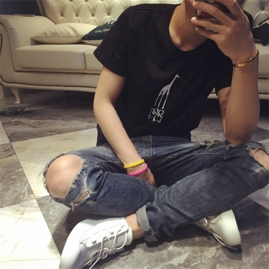 Страхотна мъжка спортно-елегантна тениска с надпис и апликация