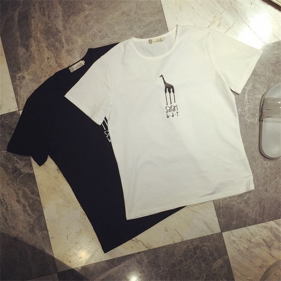 Страхотна мъжка спортно-елегантна тениска с надпис и апликация