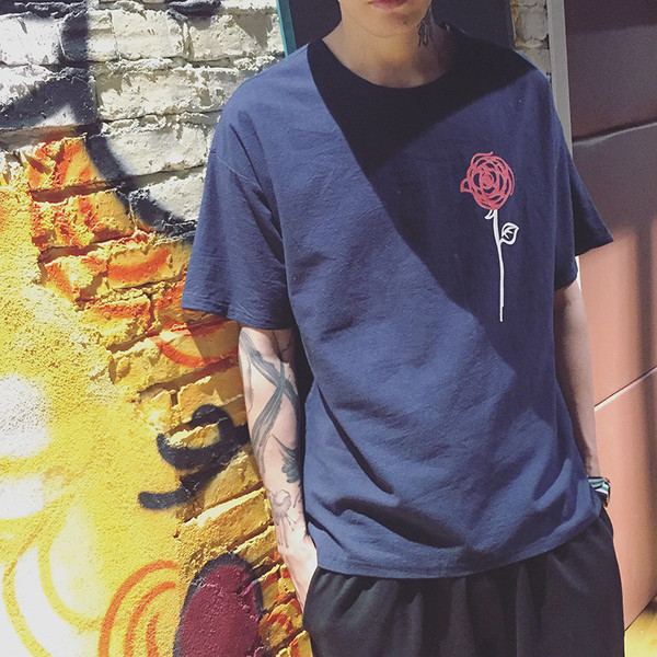 shirt των ανδρών κάνναβης με φαρδιά μανίκια και τριαντάφυλλο σε λευκό και μπλε έκδοση