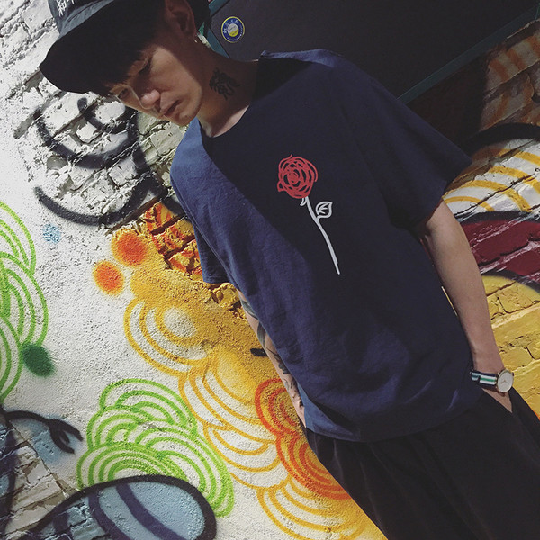 shirt των ανδρών κάνναβης με φαρδιά μανίκια και τριαντάφυλλο σε λευκό και μπλε έκδοση